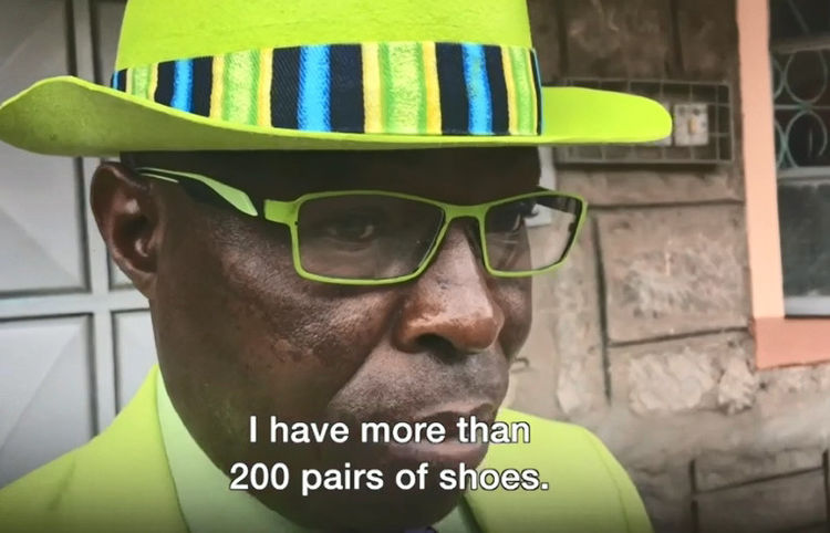 黑人男子自称是“世界上最聪明的人”，衣着风格独特引路人侧目