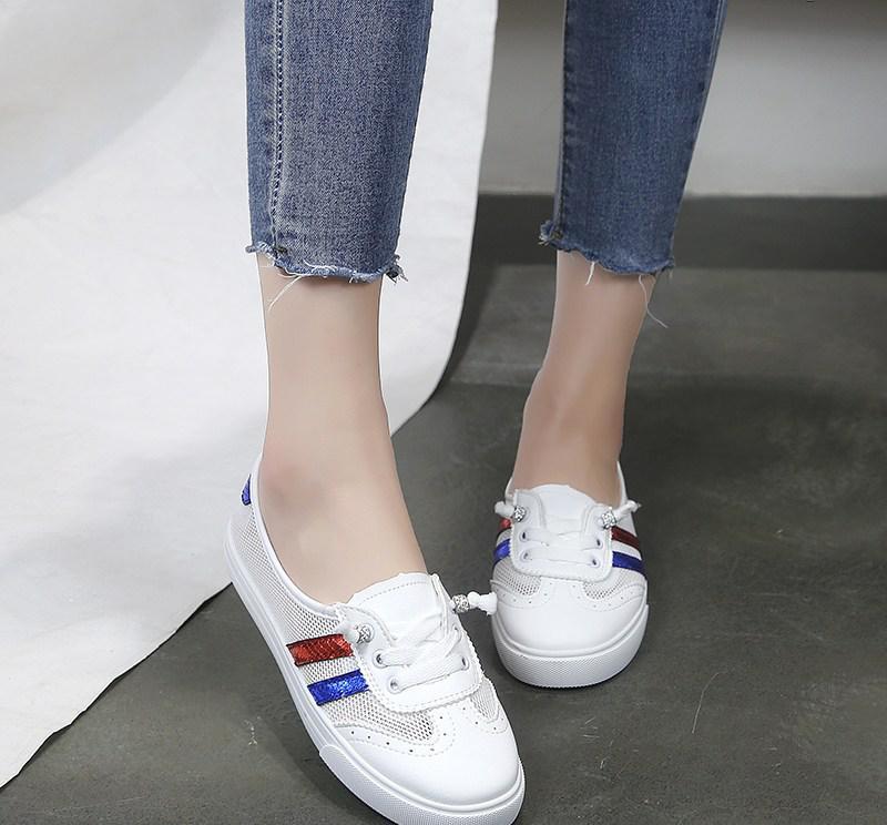 越来越多女人不穿高跟鞋了，如今大家流行这样穿，连闺蜜都羡慕我