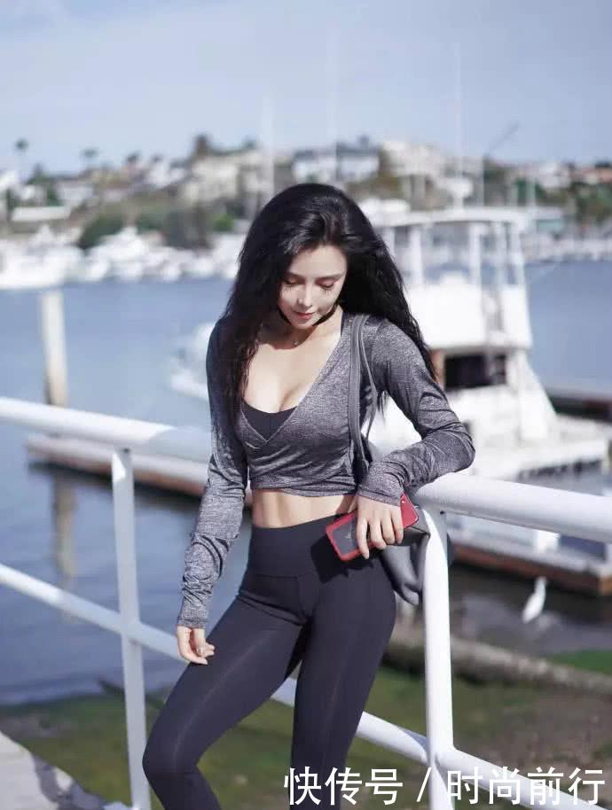 美拍：紧身裤展现出优雅干练的气质，可以轻松驾驭尽显美好曲线！