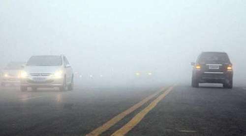 跑高速时突然下大暴雨，打开雾灯还是双闪?很多车主弄错了!