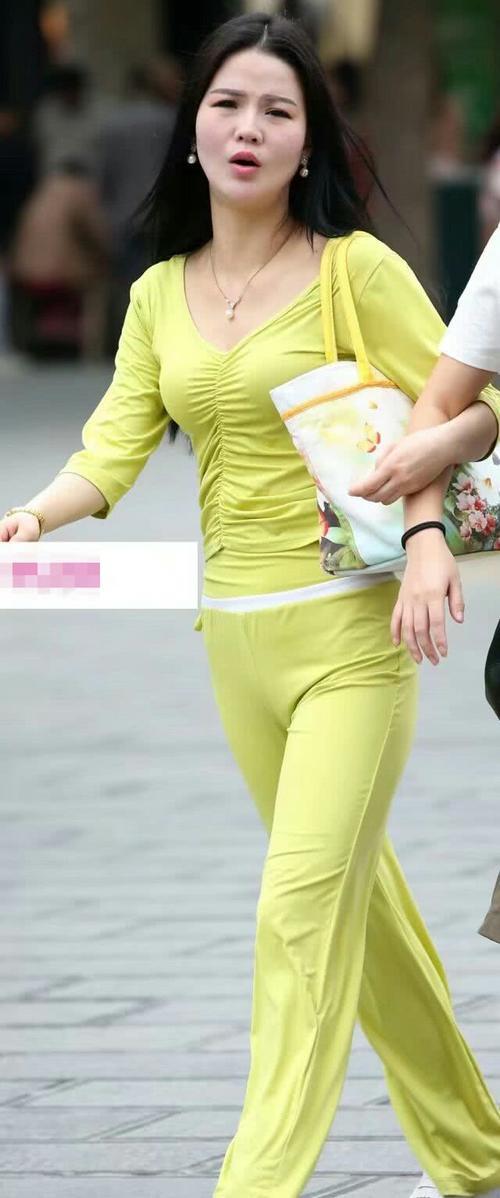 打底裤展现出浓浓街头欧美风，十分有范儿