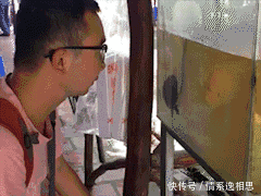 姑娘，你这件衣服可花了不少心思吧！穿出了女王的气质