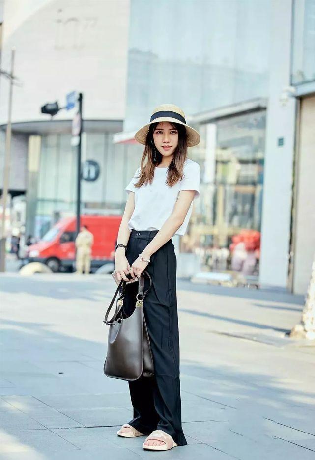 这样搭配,黑色紧身裤的性感美女,苗条又丰满成熟妩媚!