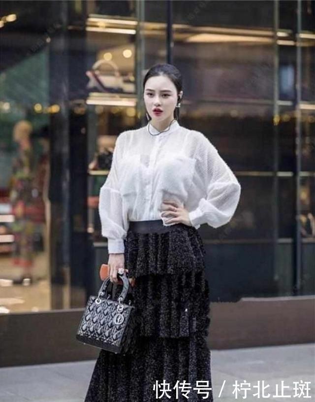  「搭配」路人街拍，美女身材丰腴，格子衬衫搭配黑色牛仔裤，青春有活力