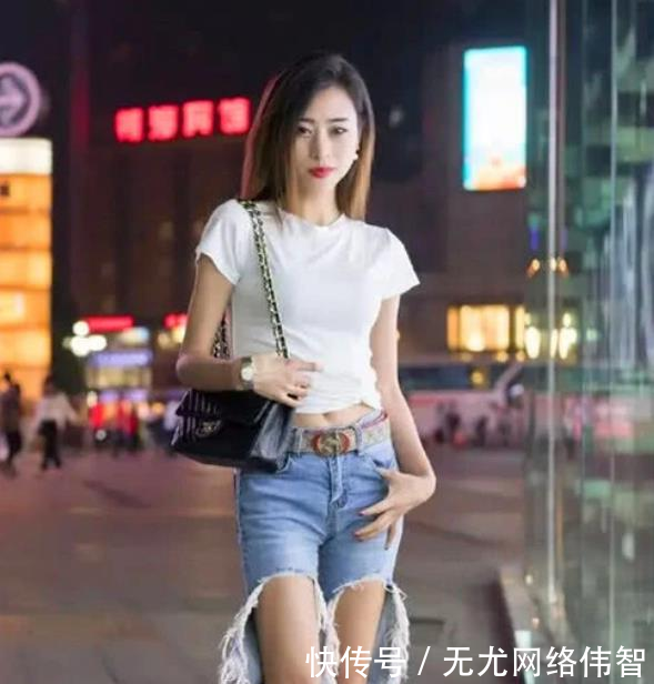  「白色」街拍：天生丽质的小姐姐，一条白色的连衣裙，清新靓丽好身材
