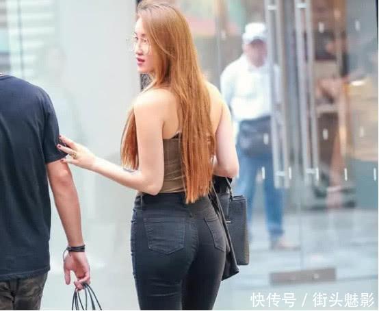 街拍：穿了条紧身牛仔裤，小姐姐背影就能征服你的眼球!