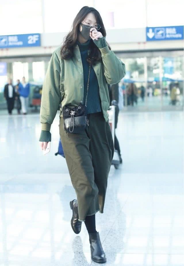  『设计』惠若琪出现在机场很湿气，军绿造型设计显身姿，现代感不输名模