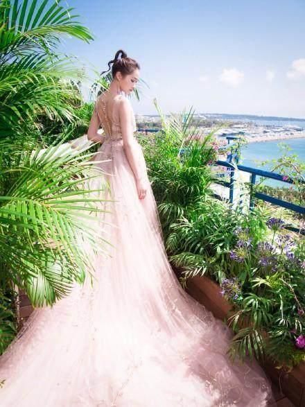 关晓彤的粉色裙子甜美可爱，不如迪丽热巴的裙子有魅力