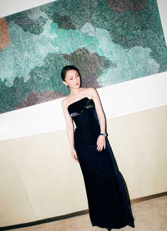 周迅得罪造型师？时尚大片显老十岁，眼睛也失去了往日的灵动感！