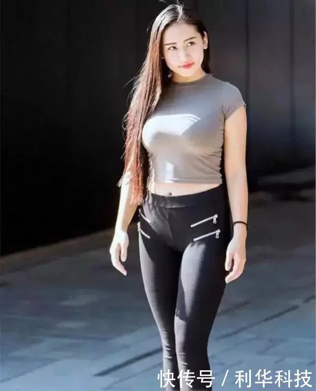 街拍：牛仔裤简约而又不简单，小姐姐有东方女性独有的知性味道