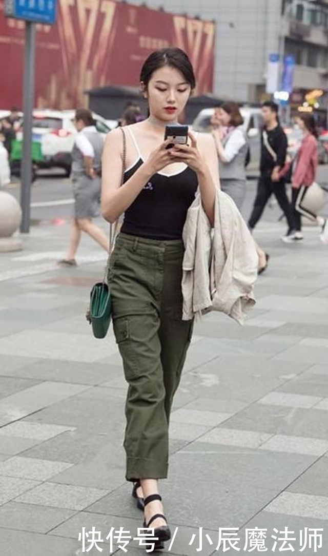 更具:路人街拍,小姐姐清新的面容十分秀丽,更具一股青春的活力味道