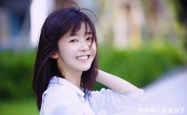 清纯@朴素而又大方,宋伊人清纯街拍照:一头乌黑靓丽的长发搭配白衬衫