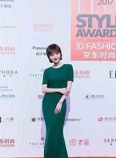 景甜豁出去了，裙子前包裹严实却在“后背开大洞”，网友：太敢穿