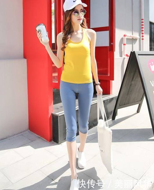 活力四射的打底裤美女，穿搭时髦，身材轮廓很有吸引力！