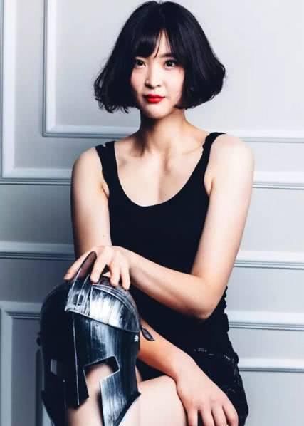 惠若琪上身粉色T恤，下半身却显很臃肿，网友：被这裤子拖累了