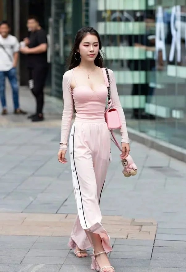 知性小姐姐甜美可爱，时尚穿搭尽显紧绷丰满上围吸睛无数