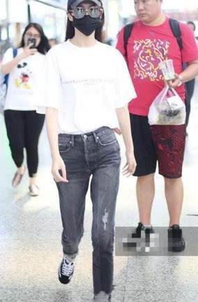 看完160斤贾玲与86斤唐嫣同穿白色T恤衫，就懂没胸也要减肥