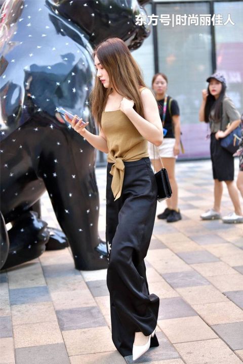 「美女」美女选择高跟鞋搭配长裤,时尚大方,穿出自己的味道来