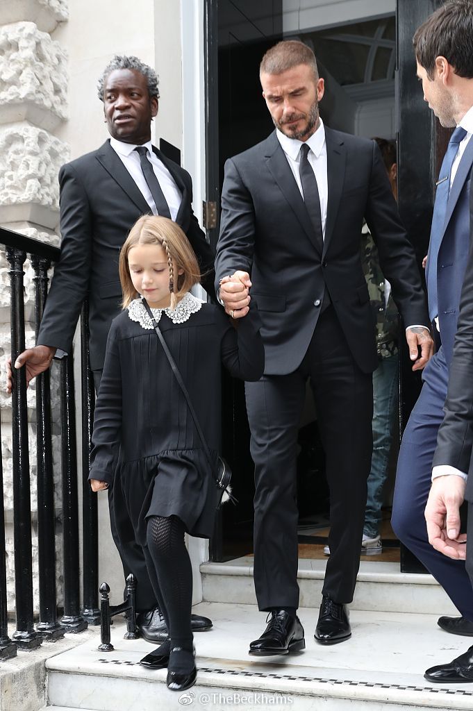 贝克汉姆带小七看时装秀 小七好像小仙女