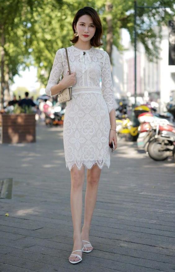 路人街拍，小姐姐身穿红色吊带连衣裙，露出诱人的香肩，十分撩人