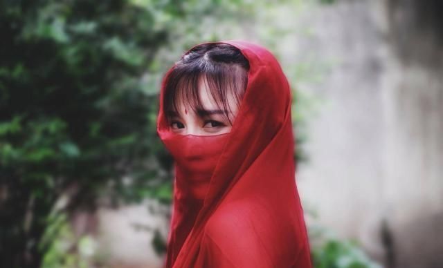  「心中」隐居山林过心中向往的生活，李子柒不忘初心，巧烹牛肉酱