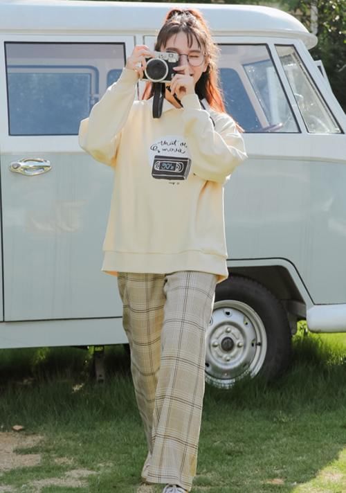  瞧瞧■建议微胖女生：卫衣不要搭紧身裤了，瞧瞧下面网红这样穿，超显瘦