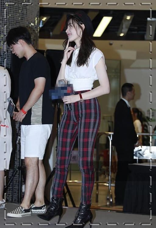 看了张天爱的活动照，再看机场照，网友：真不相信这是同一双腿！