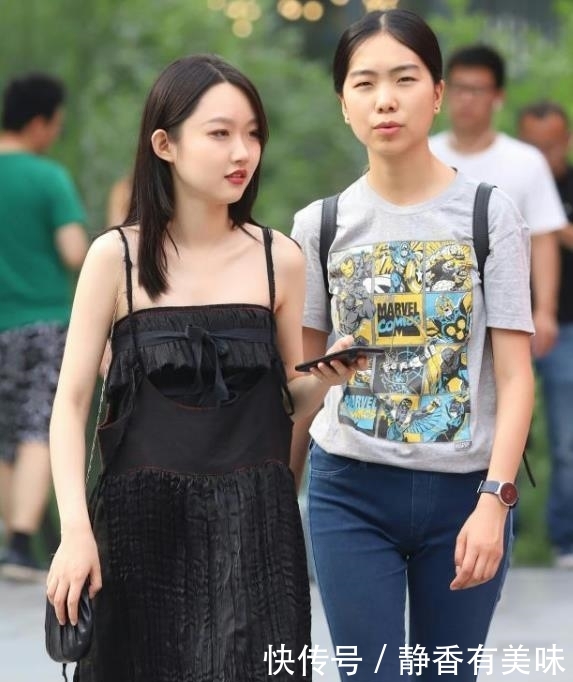 『性感』街拍:天生丽质的小姐姐,一条蓝色吊带连衣裙,时尚性感魅力十足