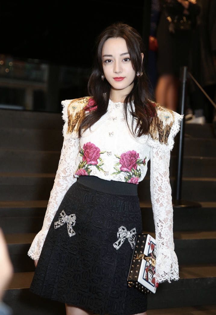 迪丽热巴什么鬼，手拿扑克牌出席某活动，网友：把眼睛擦亮