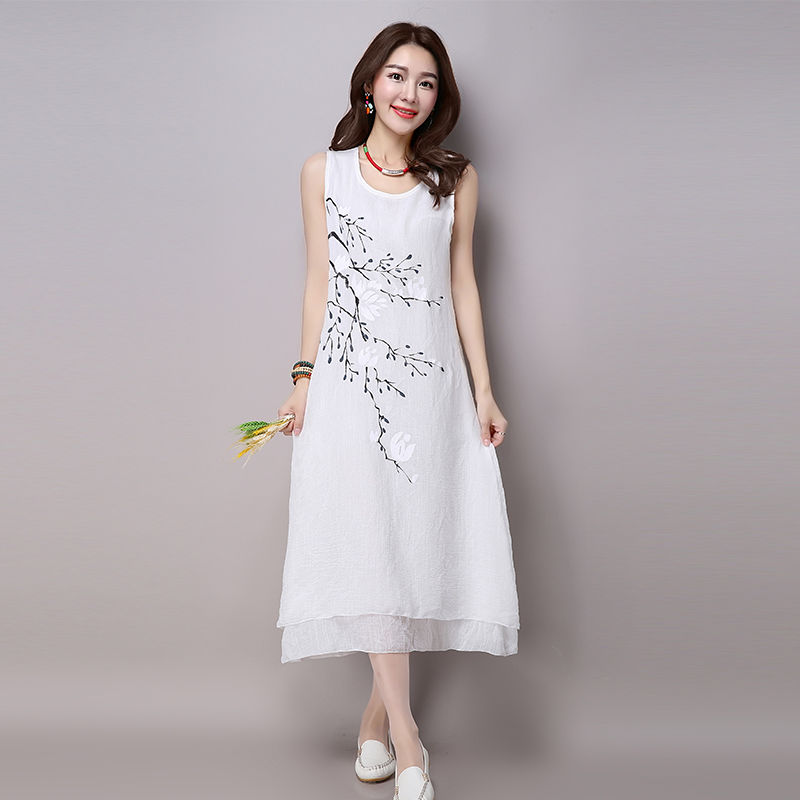 40岁小姨一点都不显老，初秋穿大码棉麻裙，百搭添年轻