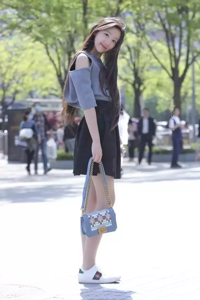 路人街拍，烈日当头怎么了?穿的清凉照样可以出来玩!