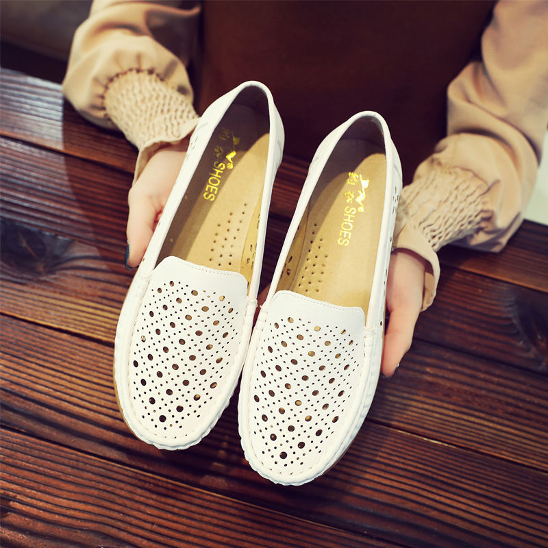 瞧!下图女人穿的是什么鞋，走路潇洒随性又性感，照着穿准没错