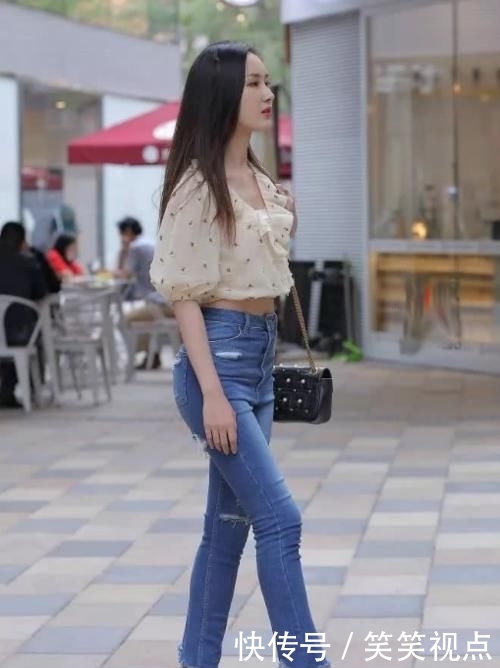 「位小姐姐」白色花纹搭配牛仔,时尚又不失魅力,彰显东方女性时尚魅力