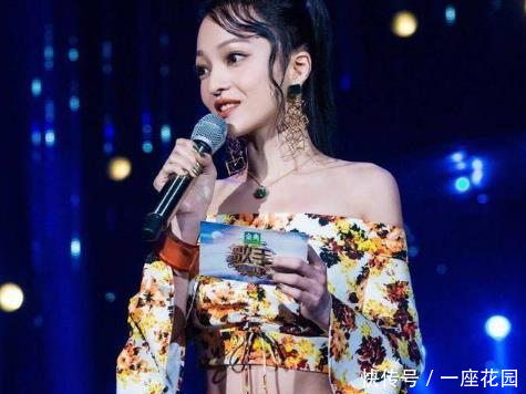 25岁的迪丽热巴跟36岁的张韶涵撞衫, 竟穿出了同龄的味道