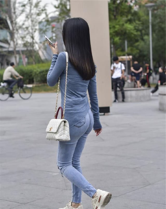  气质：气质的街拍:温婉可人的美女,修长的身材引人心动!