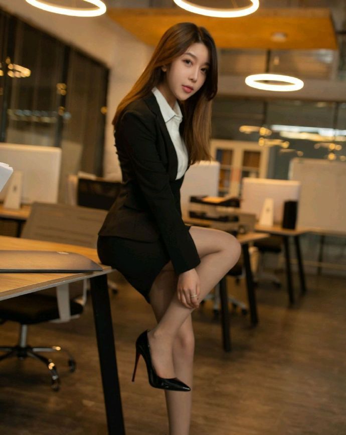  [小姐姐]苗条的小姐姐搭配职业装，显瘦显身材，办公室里的风景线