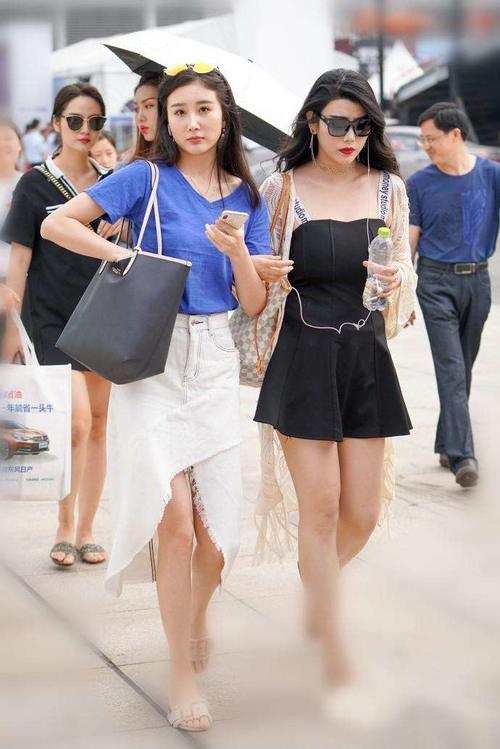 街拍：六对姐妹花出行，各个都出挑，第四对最有气质