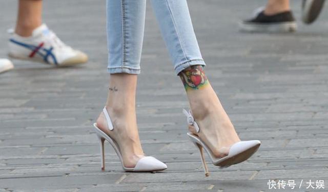 高跟鞋美拍：透明白色拼接高跟鞋，穿上使足弓和脚背更显曲线优美