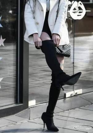 公司白领时尚穿搭高挑且撩人，街头提鞋的姿态很俏皮