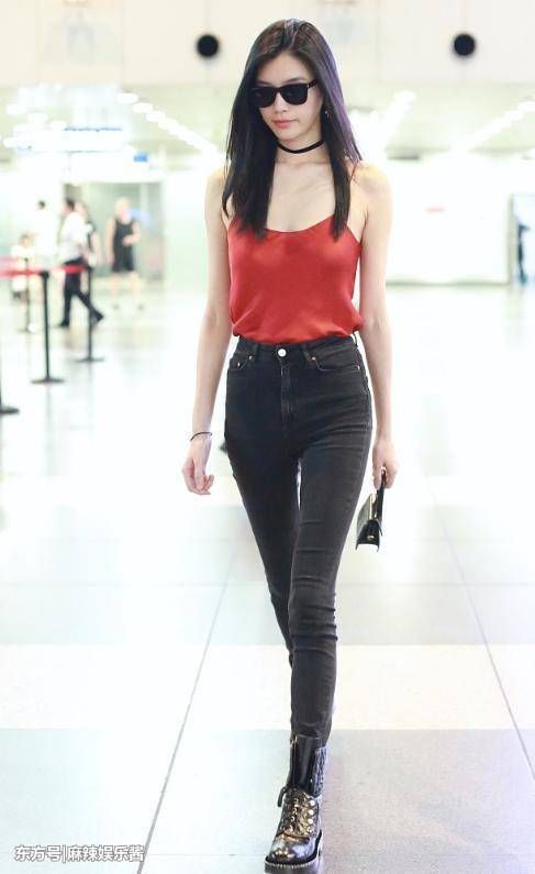 真佩服奚梦瑶!身体薄成一片“纸”却独爱穿吊带裙，超模就是任性