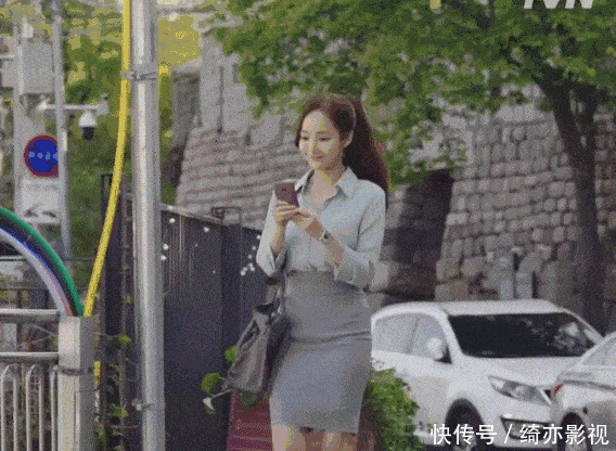 \"i4\": \"http://p0.qhimgs4.com/t010feea72212823a40.jpg?size=640x425\"没想到,2020年的赢家是这种裙子,太显身材了吧