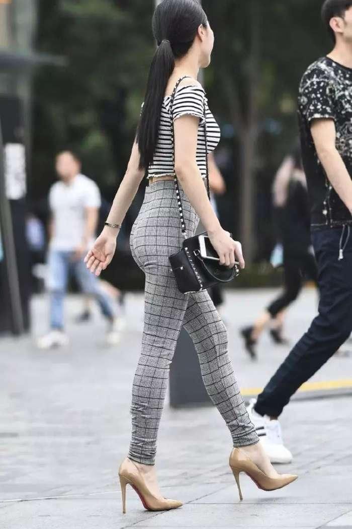 紧身裤翘臀美女, 身姿窈窕丰满, 尽显性感成熟女人味!