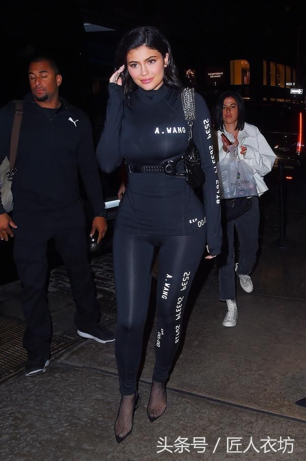 被金小妹遛娃惊艳了!穿紧身衣绷得没衣纹，明明才21岁身材这么好