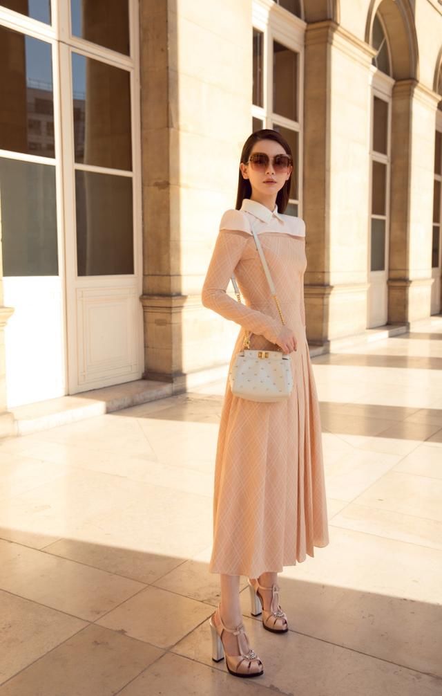 戚薇穿连体工服现身，却被吐槽“没有腰”网友：一般人穿不来！