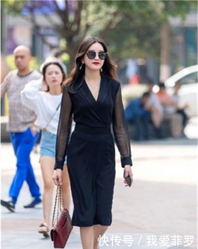 小美女|街拍:身材高挑的小美女,穿粉色露肩短裙,很美哦