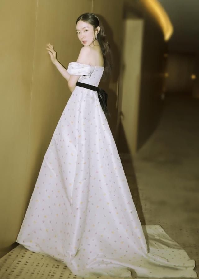 霍思燕不过是穿了条鱼鳞裙，就被吐槽“没有腰”网友：穿上裤子吧