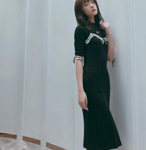 “假小子”徐娇长大了, 穿包臀裙秀身材, 果然是女大十八变