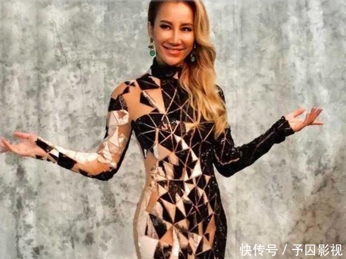 #李玟整体穿搭#李玟真是不一般,穿菱格纹礼裙,侧身巧挖空,“S型”曲线够出众
