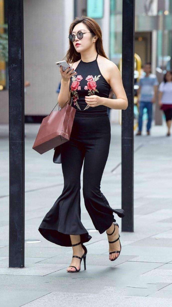 街拍: 成熟魅力的少妇, 圆润身材很吸睛