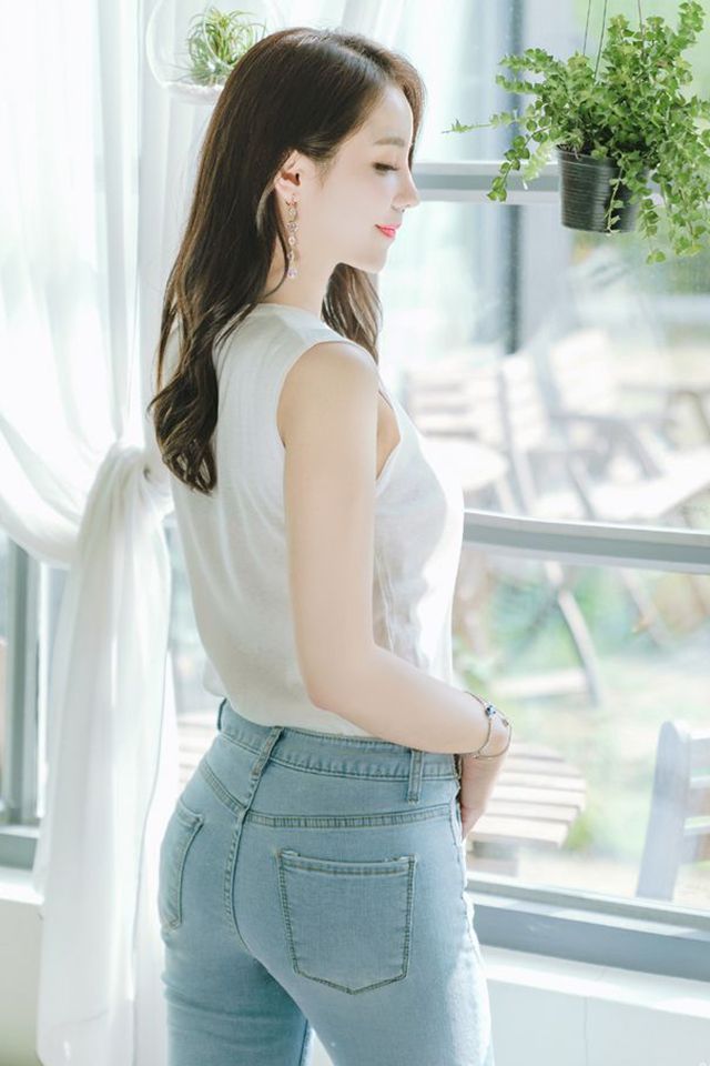 清纯的小姐姐，白色背心搭配牛仔裤的一瞬间，清新感十足！